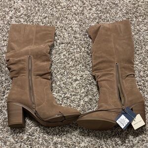 7 1/2 women’s boots with memory foam, new! Priced to sell!